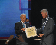 Clinton receives the Shimon Peres Presidential Award of Distinction